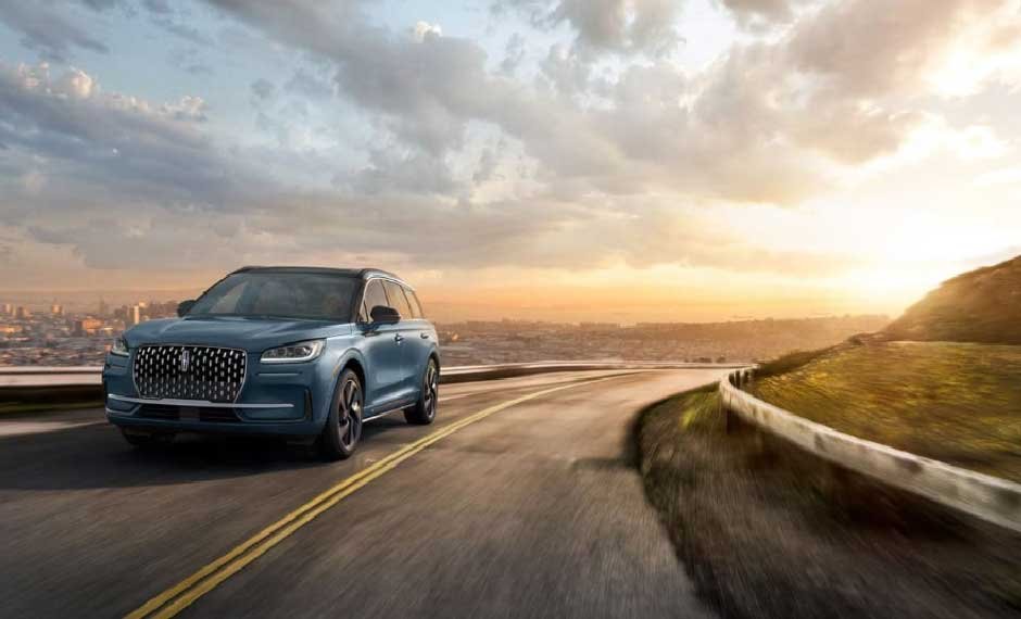 Cruising Through the Weekend: The Allure of Classic SUVs for the Modern Driver